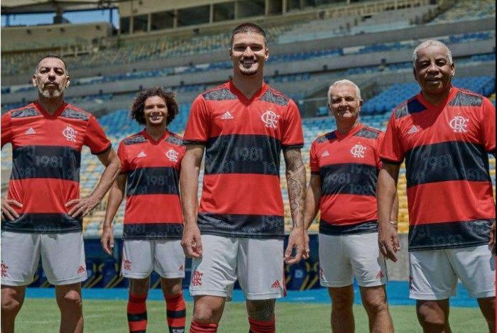 Novo uniforme do Flamengo exibido por ídolos do clube e atuais jogadores do elenco