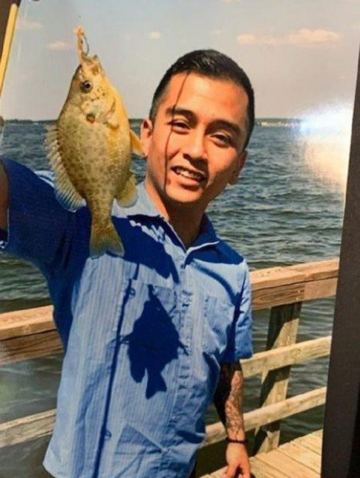 O homem morreu três dias após de ter a lateral do pescoço pressionada contra o chão por vários minutos - Reprodução