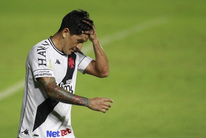 Autor do primeiro gol em São Januário, Cano saiu de campo ao fim do primeiro tempo, sentindo dores