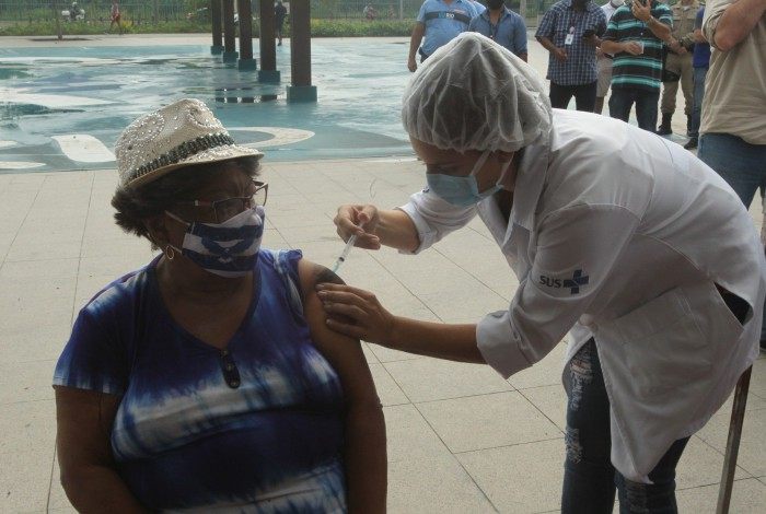 Tia Surica é vacinada no Parque de Madureira com a presença do Prefeito Eduardo Paes