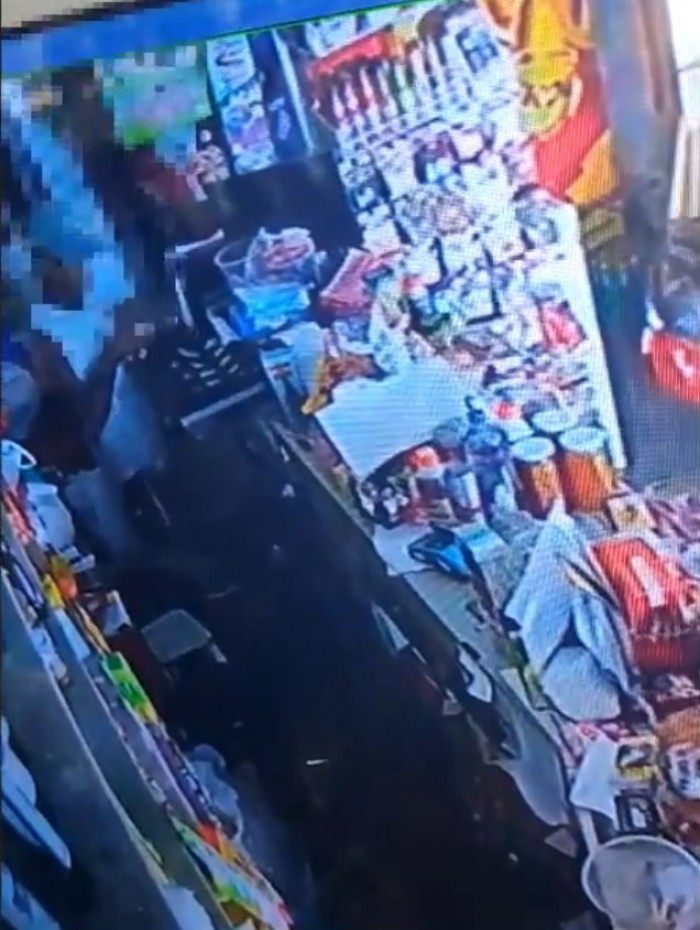 Policiais do 29° BPM (Itaperuna) que atuam na 2ª Cia foram à Avenida Governador Roberto Silveira verificar informação sobre um furto no Centro de Bom Jesus do Itabapoana, no Noroeste Fluminense. . - Foto: reprodução