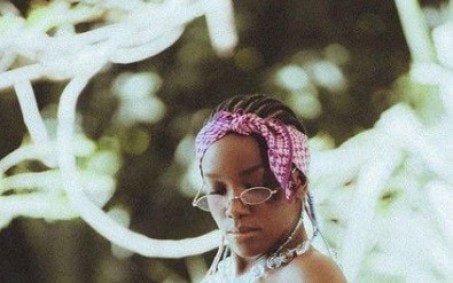 Iza 'quebra a internet' ao exibir o bumbum na nuca