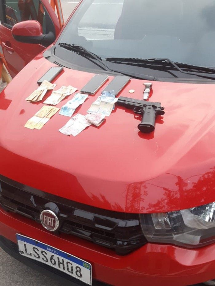 O Fiat Mobi vermelho conduzido por homens que assaltavam na Avenida Brasil: arma era falsa e com os suspeitos havia celulares e um relógio - Divulgação - PRF Itaguaí