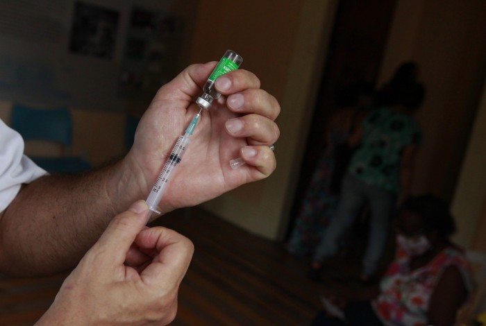 Município do Rio começou, nesta segunda-feira, a vacinar idosos a partir dos 79 anos de idade