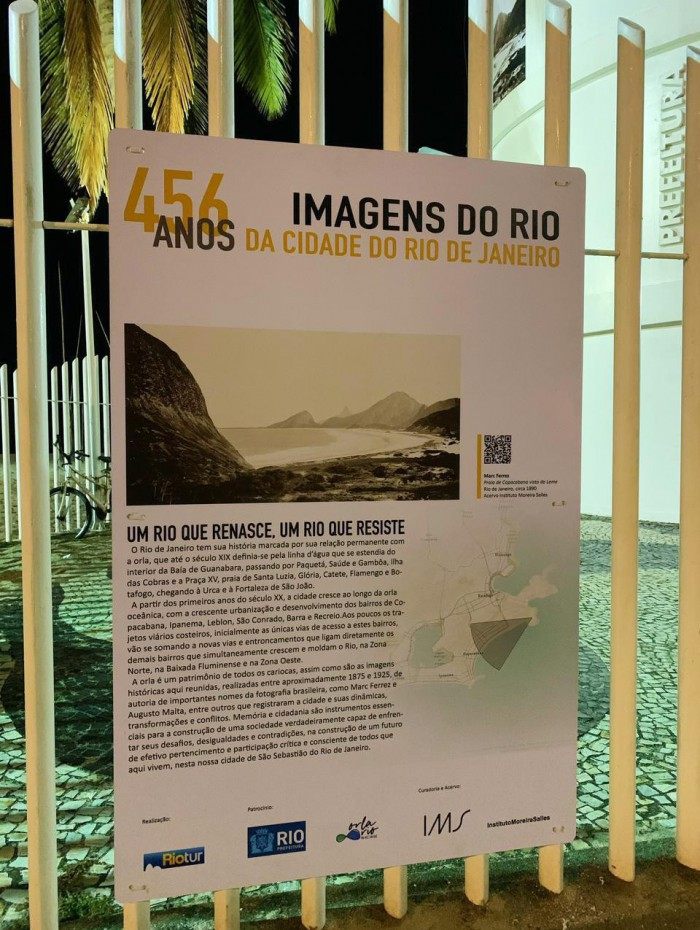  Ao longo da galeria, cada foto conta com uma placa com informações sobre a exposição e um QR Code que leva ao acervo do IMS.