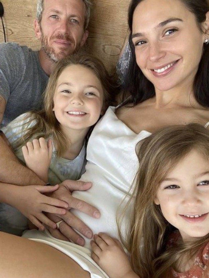 Gal Gadot e fam&iacute;lia