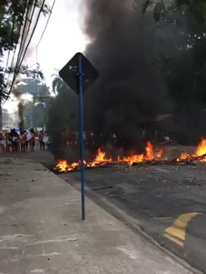 Moradores do programa habitacional Minha Casa, Minha Vida de Itaipuaçu realizam uma manifestação após madrugada marcada por chacina