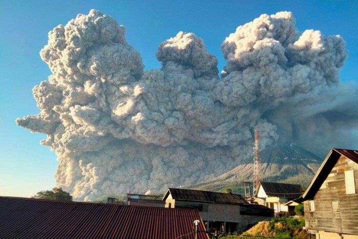 Vulcão Sinabung entra em erupção na Indonésia