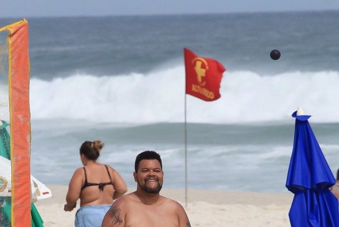 Babu Santana curte dia de sol na Praia da Barra da Tijuca, na Zona Oeste do Rio