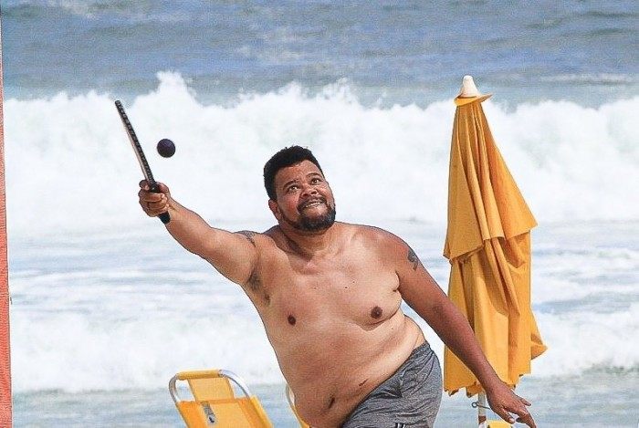 Babu Santana curte dia de sol na Praia da Barra da Tijuca, na Zona Oeste do Rio