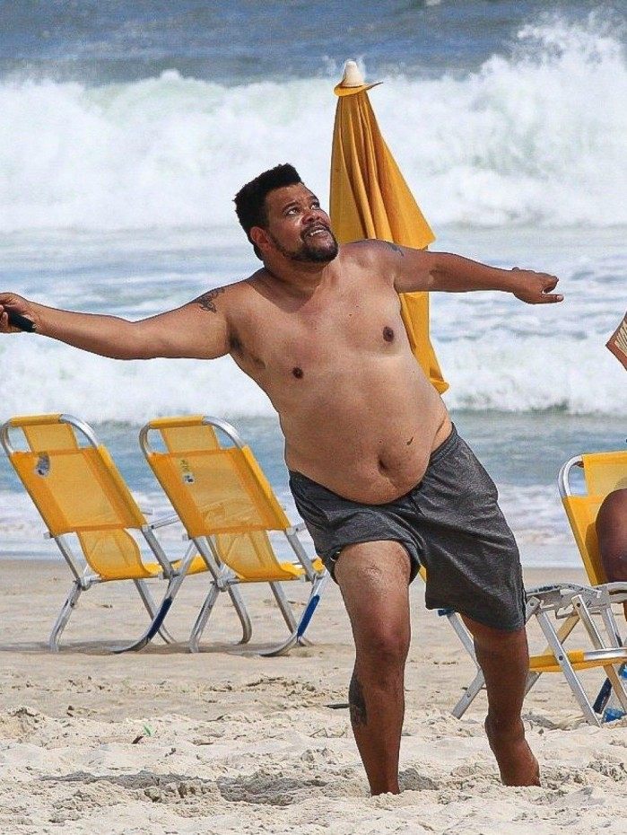 Babu Santana curte dia de sol na Praia da Barra da Tijuca, na Zona Oeste do Rio