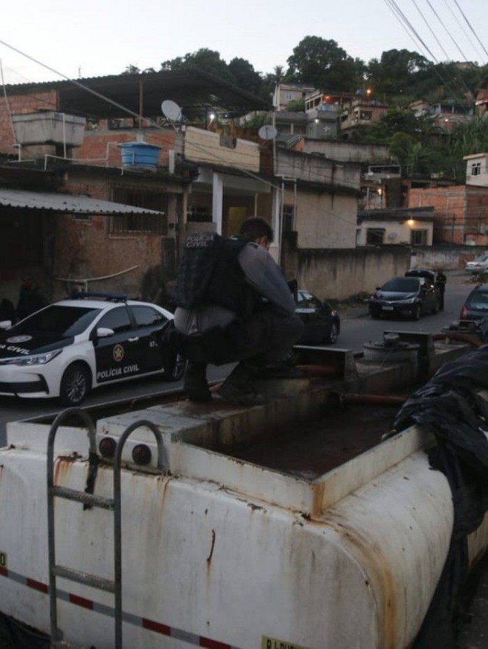 Tanque para armazenar combustível encontrado pelos agentes