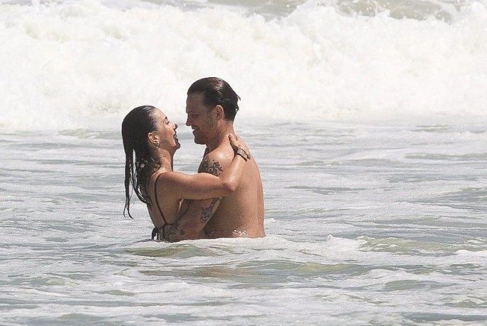 Gabi Brandt e Saulo Poncio namoram na Praia da Barra da Tijuca, na Zona Oeste do Rio