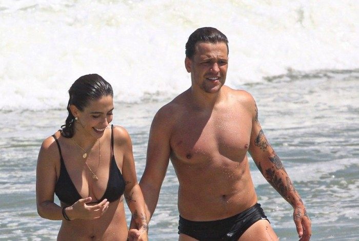 Gabi Brandt e Saulo Poncio namoram na Praia da Barra da Tijuca, na Zona Oeste do Rio