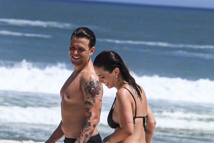 Gabi Brandt e Saulo Poncio namoram na Praia da Barra da Tijuca, na Zona Oeste do Rio