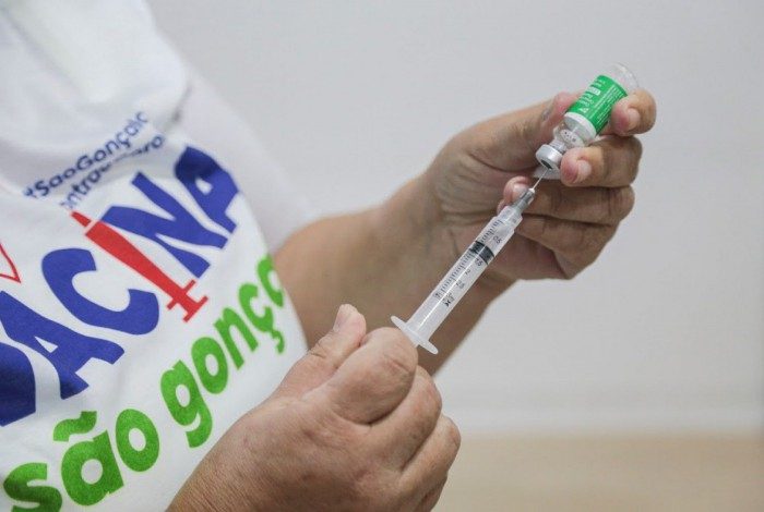 Cidade também imuniza, com a segunda dose de CoronaVac, idosos e funcionários da saúde que completaram 21 dias de vacinados