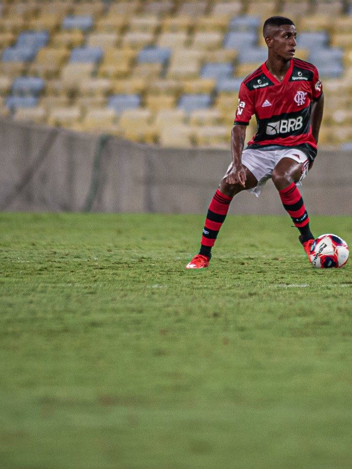 Max, jovem meia do Flamengo