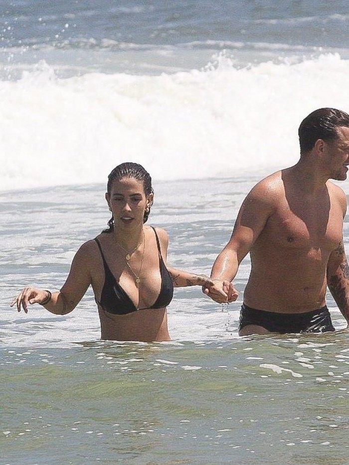 Gabi Brandt e Saulo Poncio namoram na Praia da Barra da Tijuca, na Zona Oeste do Rio