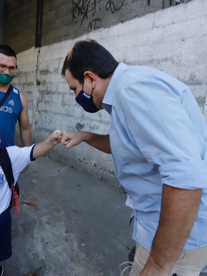 Prefeito e secret&aacute;rio municipal de Educa&ccedil;&atilde;o acompanham in&iacute;cio da nova etapa do ensino presencial em escola de S&atilde;o Crist&oacute;v&atilde;o