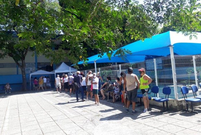 Longa fila e aglomeração no Centro Municipal de Saúde Clementino Fraga, em Irajá