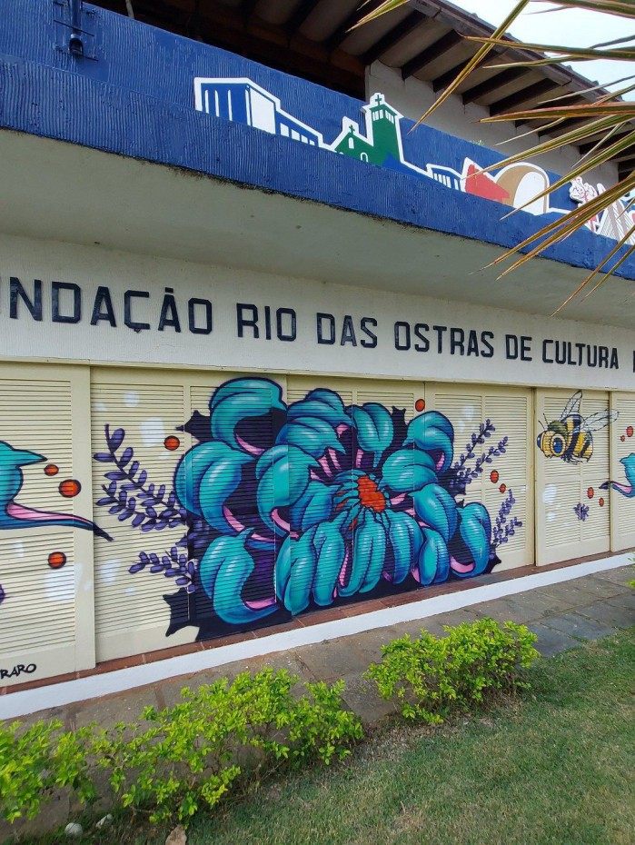 Obra do artista Binho Ribeiro decora a fachada da Funda&ccedil;&atilde;o Rio das Ostras de Cultura