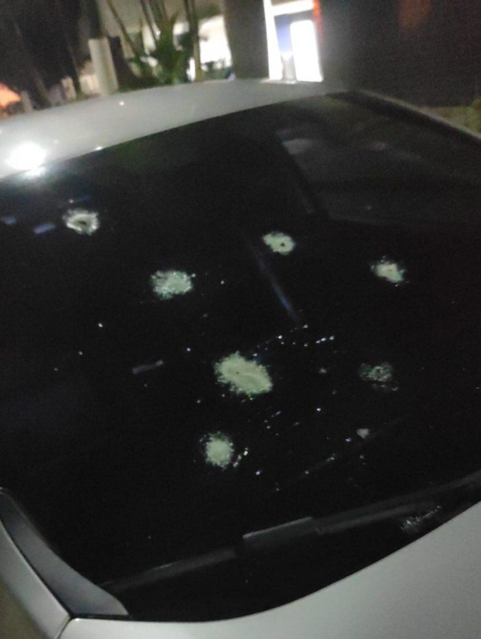 Ve&iacute;culo usado pelo policial foi atingido por pelo menos sete tiros