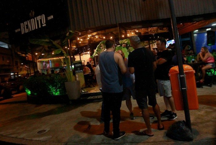Na Avenida Braz de Pina, em Vista Alegre, na Zona Norte do Rio, famosa pela vida noturna agitada, alguns bares e restaurantes se mantiveram abertos.