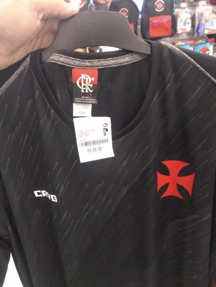 Loja vende camisa do Vasco com a etiqueta do Flamengo