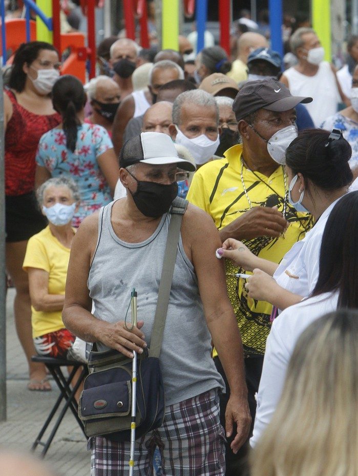 A imunizaçao da covid-19 nesta sexta-feira (5) causou um enorme tumulto na cidade da Baixada Fluminense