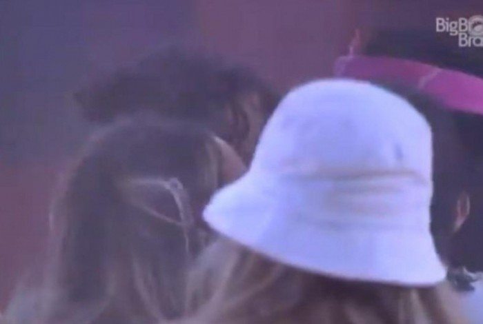 Fiuk, Gilberto, Sarah e Juliette protagonizam beijo quádruplo no 'BBB 21'