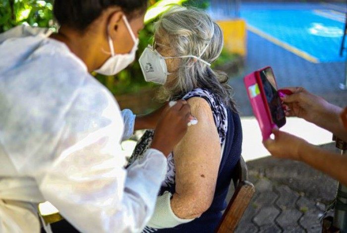 Secretaria de Saúde de Petrópolis começa a vacinar idosos entre 80 e 84 anos na terça (9)
