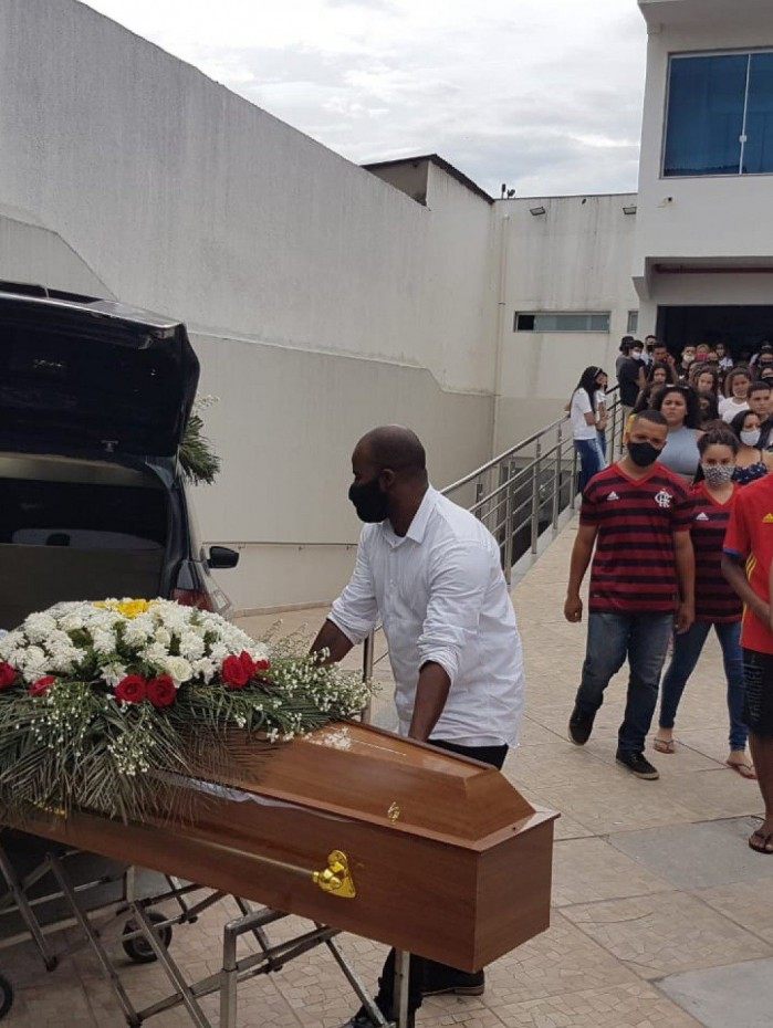 Guilherme Martins Oliveira &eacute; sepultado no Cemit&eacute;rio de Inha&uacute;ma