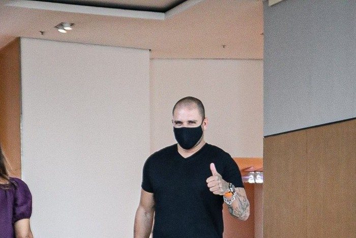 Diogo Nogueira passeia em shopping na Zona Oeste do Rio