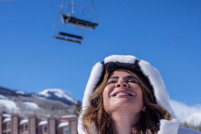 Luciana Gimenez se diverte de biquíni na neve
