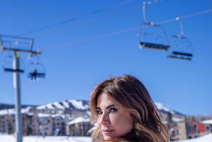 Luciana Gimenez se diverte de biquíni na neve
