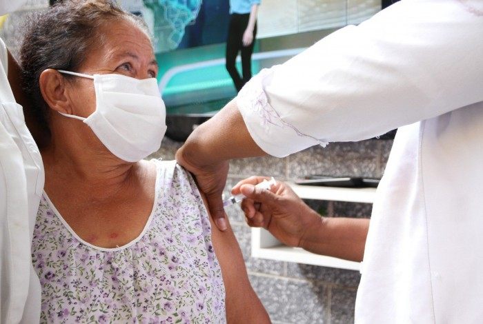 Vacinação de idosos no Rio de Janeiro