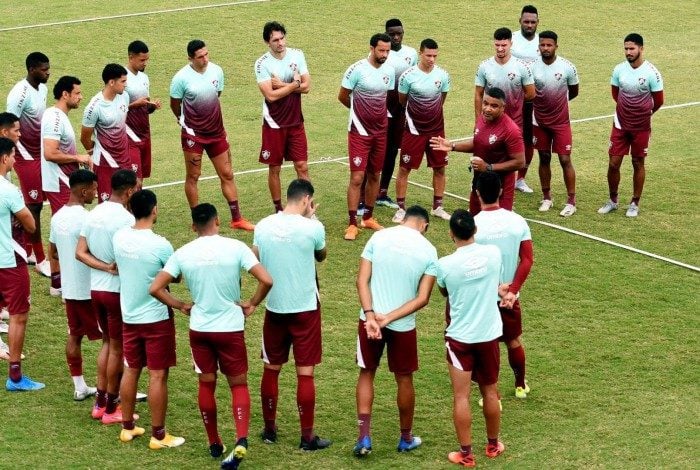 Roger Machado conversa com o elenco do Fluminense