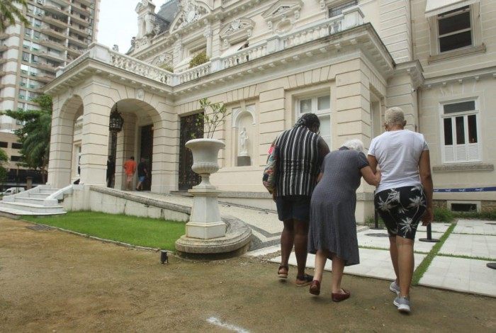 A Casa Firjan, em Botafogo, começou a receber os primeiros idosos de 77 anos ainda antes das 7h