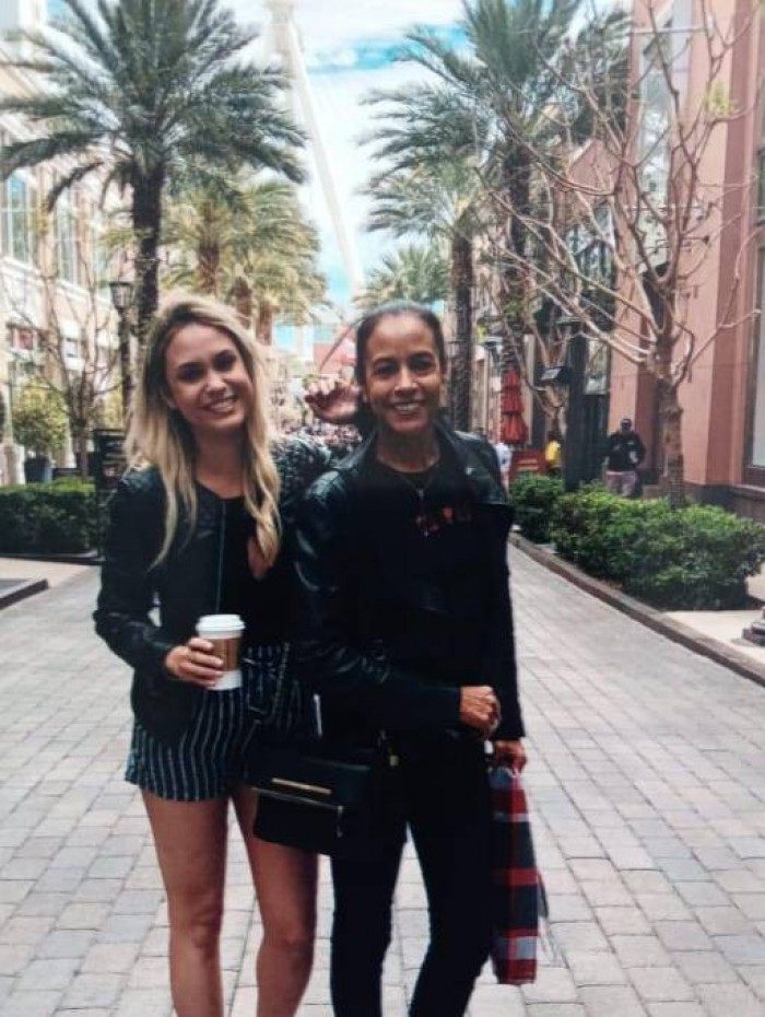 Sarah Andrade e a m&atilde;e