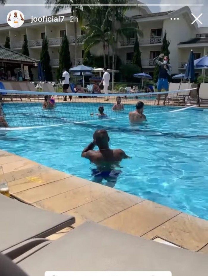 Jô postou em seu Instagram uma foto de Otero (de costas) na piscina