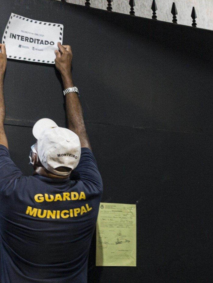 Al&eacute;m de estar aberto em hor&aacute;rio proibido, o im&oacute;vel se encontra irregular, sem alvar&aacute; de funcionamento ou licen&ccedil;a para realizar eventos