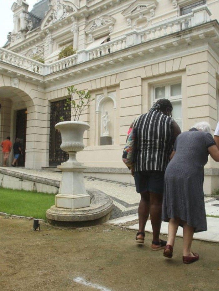 A Casa Firjan, em Botafogo, começou a receber os primeiros idosos de 77 anos ainda antes das 7h