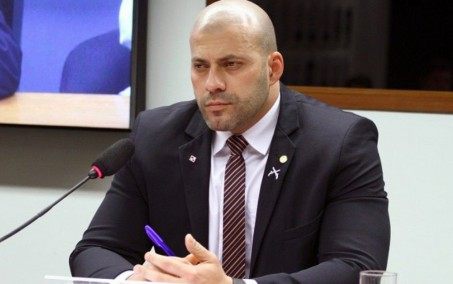 Daniel Silveira não vai à manutenção de tornozeleira por estar de botinha ortopédica