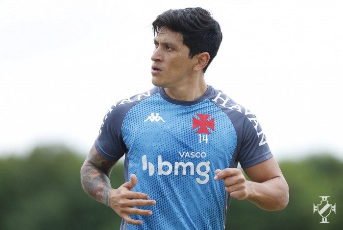 Atacante olha pra matéria e pro Dedé Colina e vê a enrascada em que se meteu pra botar o cabo no lugar 