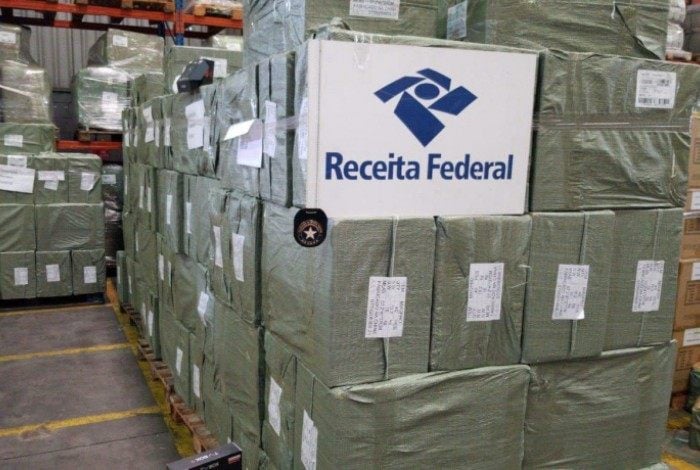 PRF apreende 82 mil TV Box no Porto do Rio