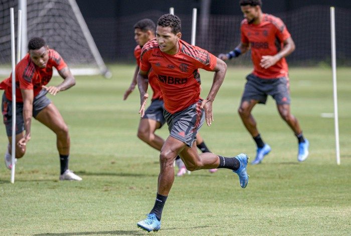 João Lucas em ação durante treinamento do Flamengo