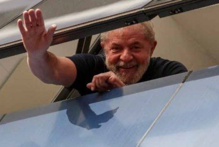 Lula ainda enfrenta ações na justiça que podem tirar seus direitos políticos
