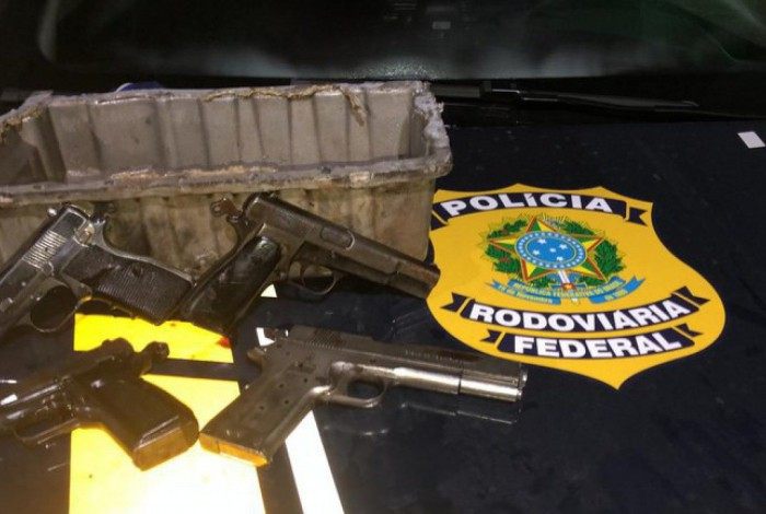 PRF prende duas pessoas por transporte ilegal de arma de fogo
