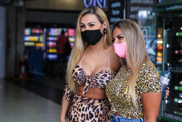 Andressa Urach embarca no aeroporto de Congonhas, em São Paulo