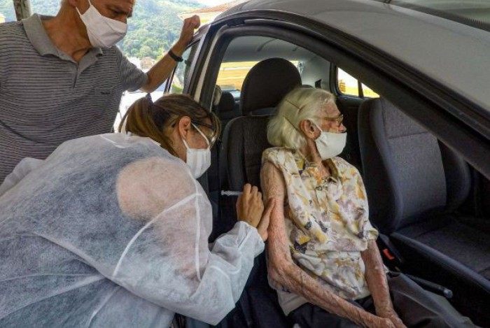 Vacinação de idosos continua nesta terça-feira (9) em Petrópolis